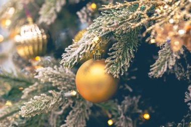 Noel ağacında altın noel baloları. Ağaçta Noel oyuncakları.