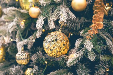 Noel ağacında altın noel baloları. Ağaçta Noel oyuncakları.