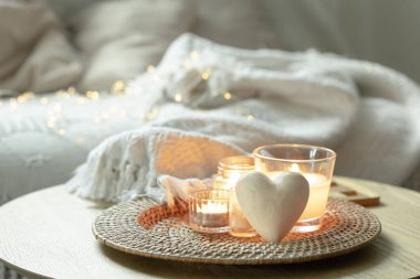 Odanın içinde mumlarla Sevgililer Günü için romantik bir kompozisyon. Boşluğu kopyala.