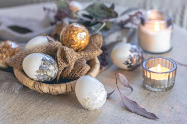 Yaratıcı yumurtaları ve mumları olan Paskalya arkaplanı kapanıyor. Paskalya için pastel renklerde yaşam.