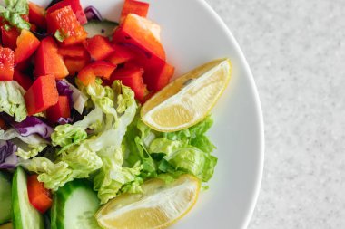 Yakın plan, bir kase taze sebze salatası. Biber salatası, lahana ve salatalık. Çiğ sebze salatası, vejetaryen..