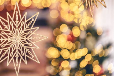 Noel arkaplanı dekoratif kar taneleri ve bokeh ışıkları. Tebrik kartı tasarımı. Boşluğu kopyala.