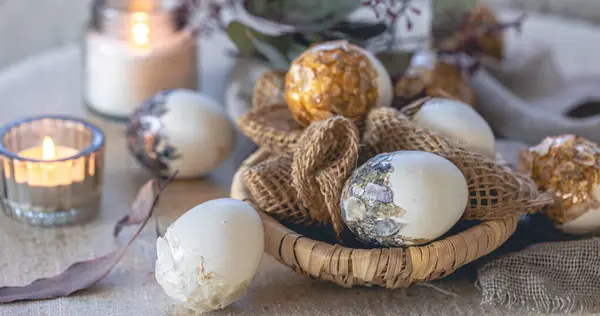 Yaratıcı yumurtaları ve mumları olan Paskalya arkaplanı kapanıyor. Paskalya için pastel renklerde yaşam.