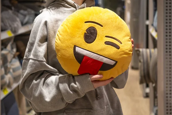 Молодая Женщина Держит Руках Магазине Улыбающуюся Подушку Выбор Подушки Магазине — стоковое фото