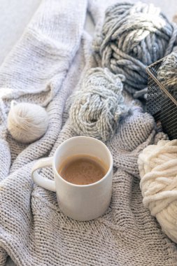Yakın plan, bir fincan kahve, örgü elementi ve iplik. Boşluğu kopyala.