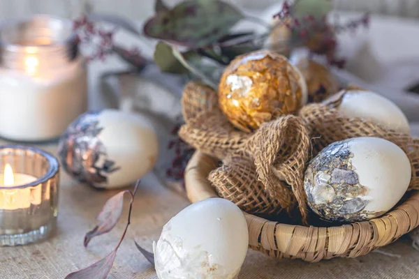 Yaratıcı yumurtaları ve mumları olan Paskalya arkaplanı kapanıyor. Paskalya için pastel renklerde yaşam.