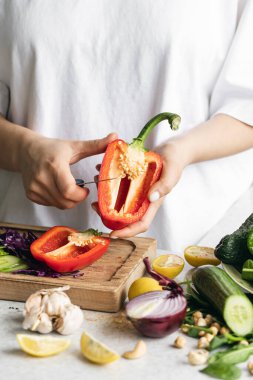 Yakın plan, mutfakta kadın ellerinde dolmalık biber. Sağlıklı yemek pişirmek..