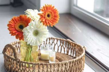 Mutfağın içindeki vazoda bir buket portakal ve beyaz gerbera. Taze çiçeklerle dolu bahar arka planı. Yakın plan. Boşluğu kopyala.