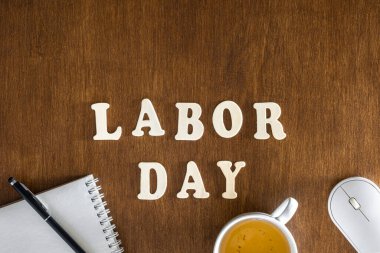 İşçi bayramı, ahşap harfler ofis ahşap masa, üst manzara. Düz ofis arkaplanı.