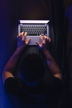 Gece geç saatlerde kanepede uzanan ve evde dizüstü bilgisayarla fazla mesai yapan iş adamı ya da serbest çalışanın işte son teslim tarihi var. Uykusuzluk ve bilgisayar bağımlılığı.