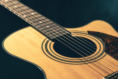 Akustik gitarlı müzikal arka plan. Gitarı ve dizgileri sığ alan derinliği ile kapat, yumuşak odak.