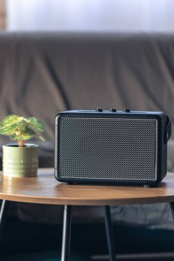 Odanın içinde kare müzik hoparlörü var. Ses donanımı ve dijital aygıt.