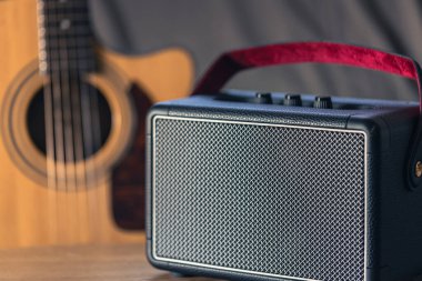 Kapat, portatif müzik hoparlörü ve akustik gitar odanın içinde. Ses donanımı ve dijital aygıt.