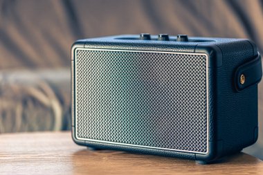 Odanın içinde kare müzik hoparlörü var. Ses donanımı ve dijital aygıt.