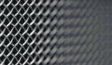 Metal ızgara, müzik hoparlörü dokusu. Arka plan için soyut metalik ağ dokusu. Müzikal bir sütunun konuşmacısı.