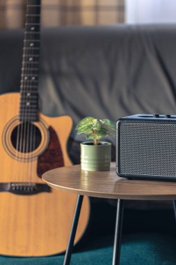Kapat, portatif müzik hoparlörü ve akustik gitar odanın içinde. Ses donanımı ve dijital aygıt.