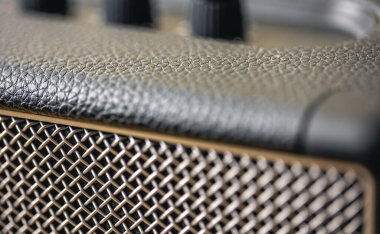 Kare müzik hoparlörü, kontrol düğmeleri, yakın çekim detayları. Ses donanımı ve dijital aygıt.