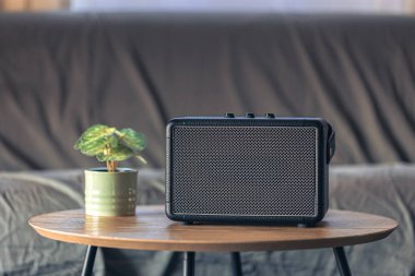 Kapat, müzik hoparlörü odanın içindeki bir masada. Ses donanımı ve dijital aygıt.
