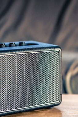 Odanın içinde kare müzik hoparlörü var. Ses donanımı ve dijital aygıt.