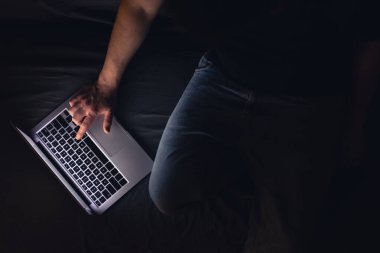 Gece geç saatlerde kanepede uzanan ve evde dizüstü bilgisayarla fazla mesai yapan iş adamı ya da serbest çalışanın işte son teslim tarihi var. Uykusuzluk ve bilgisayar bağımlılığı.