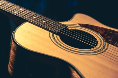 Akustik gitarlı müzikal arka plan. Gitarı ve dizgileri sığ alan derinliği ile kapat, yumuşak odak.