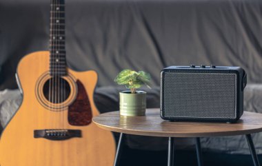 Kapat, portatif müzik hoparlörü ve akustik gitar odanın içinde. Ses donanımı ve dijital aygıt.