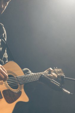 Stüdyo mikrofon, bir kayıt stüdyosunda veya konser salonunda akustik bir gitarı yakın plan kaydeder..