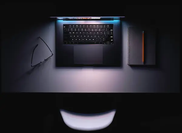 Laptop Dunkeln Der Nacht Auf Dem Schreibtisch Arbeitsplatz Büro Arbeitskonzept lizenzfreie Stockbilder