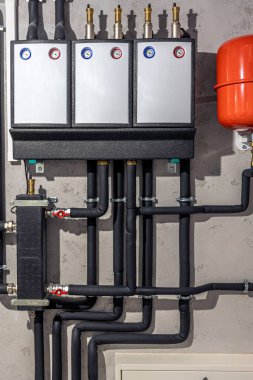 Modern bir elektrikli kazan dairesi. Modern ısıtma sistemi olarak bir kazan, ısıtıcı, borular, genişleme tankı ve diğer malzemeler.