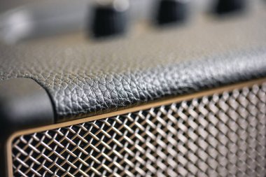 Kare müzik hoparlörü, kontrol düğmeleri, yakın çekim detayları. Ses donanımı ve dijital aygıt.