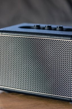 Odanın içinde kare müzik hoparlörü var. Ses donanımı ve dijital aygıt.