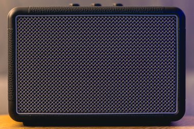 Kare müzik hoparlörü, metalik ağ dokusu yakın plan. Ses donanımı ve dijital aygıt.