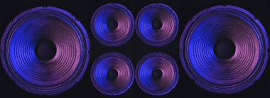 Hoparlörlerin siyah zarı üzerine renkli ışıklandırmayla yakın plan görüntüsü. Web, sosyal medya afişi şablonu.