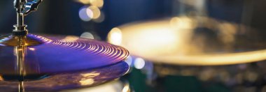 Karanlıktaki güzel ışıklandırmalı davul setinin bir parçası. Konser ve performans konsepti. Web, sosyal medya afişi şablonu. Boşluğu kopyala.