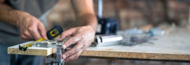 Bu süreçte bir marangoz, ahşapta hassas sondaj için profesyonel bir araç. Web, sosyal medya afişi şablonu. Boşluğu kopyala.