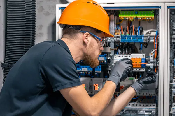 Electricista Masculino Trabajando Una Centralita Con Fusibles Instalación Conexión Equipos Fotos De Stock