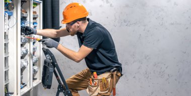 Elektrik kablosuyla santralde çalışan erkek elektrikçi, ekipmanları aletlerle birleştiren, karmaşık iş konsepti. Web, sosyal medya afişi şablonu. Boşluğu kopyala.