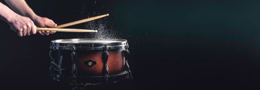 Bir adam karanlık bir arka planda trampet çalar, kopyalama alanı. Web, sosyal medya afişi şablonu.