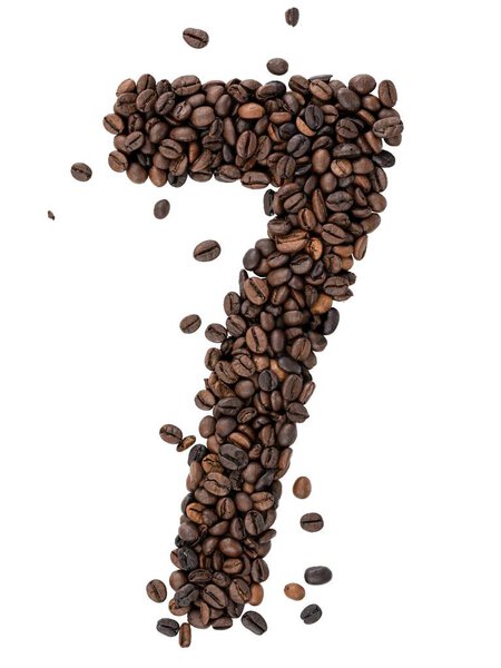 Номер 7 сделан из разбросанных кофейных зерен на прозрачном фоне. Макет для брендинга и рекламы.