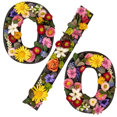 Gerçek doğal çiçeklerden ve beyaz arkaplanda yapraklardan oluşan yüzde işareti. Flower font konsepti. Eşsiz harf ve sayı koleksiyonu. Bahar ve yaz yaratıcı fikir.