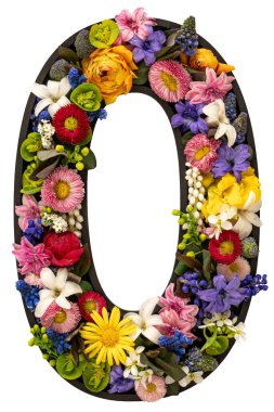 O harfi gerçek doğal çiçeklerden ve beyaz arka plandaki yapraklardan oluşmuş. Flower font konsepti. Eşsiz harf ve sayı koleksiyonu. Bahar ve yaz yaratıcı fikir.