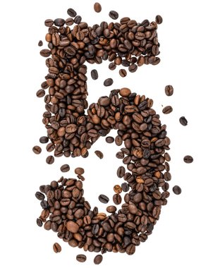 Beyaz arkaplana saçılmış kahve çekirdeklerinden yapılan beş numara. Üst Manzara. Kafein yazı tipi.