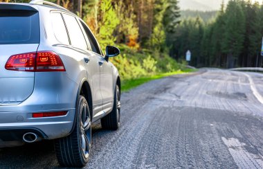 Dağlık bir bölgede, ormanda bir araba yolda, yolculuk konsepti. Boşluğu kopyala.