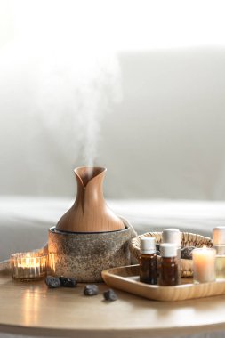 Hava nemlendirici ve aroma yağlı spa kompozisyonu. Temel yağ aroması yayıcı nemlendirici havadaki su maddelerini dağıtıyor..