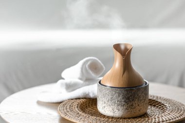 Temel yağ aroması yayıcı nemlendirici havadaki suyu dağıtıyor. Aroma kompozisyonu ve modern aroma yağı yayıcısı..