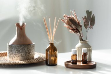 Tütsü çubukları, hava nemlendiricisi ve aroma yağlı spa kompozisyonu. Aroma yağı yayıcı lamba ve parfüm..
