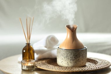 Aroma yağı yayıcı lamba, parfüm ve mumla birlikte. Aroma yağı yayıcı lamba ve parfüm..