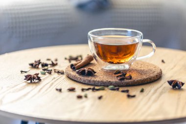 Baharatlı, kokulu siyah çay, bulanık arka planda yakın plan..