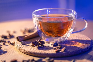 Baharatlı, kokulu siyah çay, bulanık arka planda yakın plan..