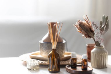 Tütsü çubukları, hava nemlendiricisi ve aroma yağlı spa kompozisyonu. Aroma yağı yayıcı lamba ve parfüm..